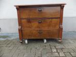 Kommode / Nußbaum / Platte mit Schaden / um 1900 / 110 Euro
