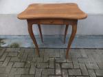 TIsch / Eiche / um 1910 / 95 x 80 cm / 140 Euro 