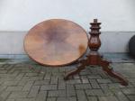Großer Esstisch / Nußbaum / um 1880 / 170 Euro