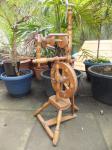 Großes Spinnrad / alt / 28 Euro 