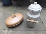 Links / Wärmflasche aus Kupfer / 8 Euro // Rechts / Milchkanne / 6 Euro 