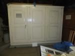 großer dreitüriger Schrank