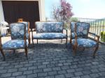 alte Couch mit vier Sesseln