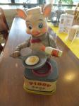 Spielzeug-Schwein / 60-er Jahre / batteriebetrieben / funktionsfähig / das Schwein wendet das Ei in der Pfanne